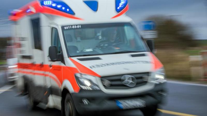 Mehrere verletzte Kinder bei Straßenunfällen in München Rettungswagen im Einsatz