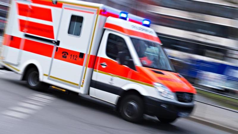 Rettungshubschrauber muss Wanderin aus Gebirge holen Rettungswagen im Einsatz