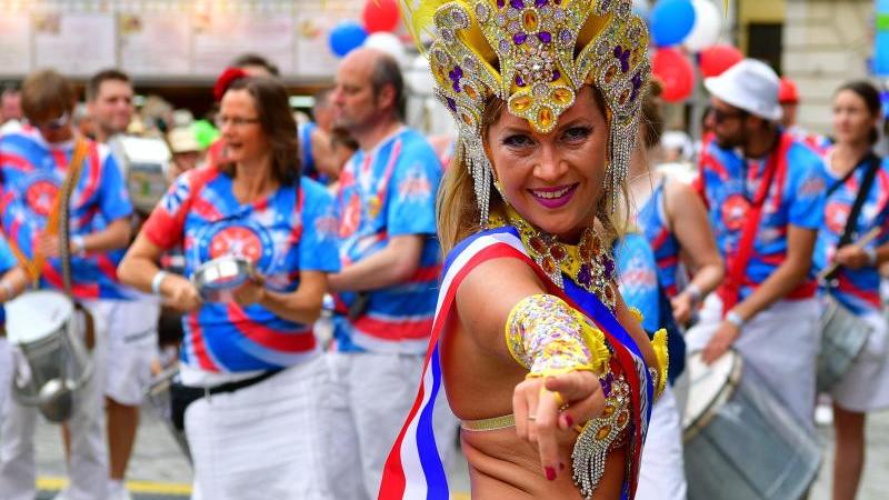 Tanz in den Straßen: Coburg feiert Samba-Festival Eine Tänzerin beim Samba-Festival