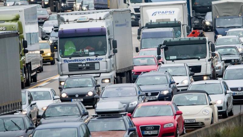 Urlaubsverkehr zum Ferienbeginn zieht langsam an Stau auf der Autobahn