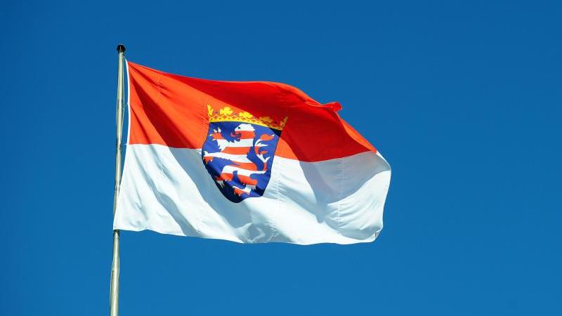 Das Land als letzter Erbe: Segen und Fluch Fahne mit hessischem Landeswappen