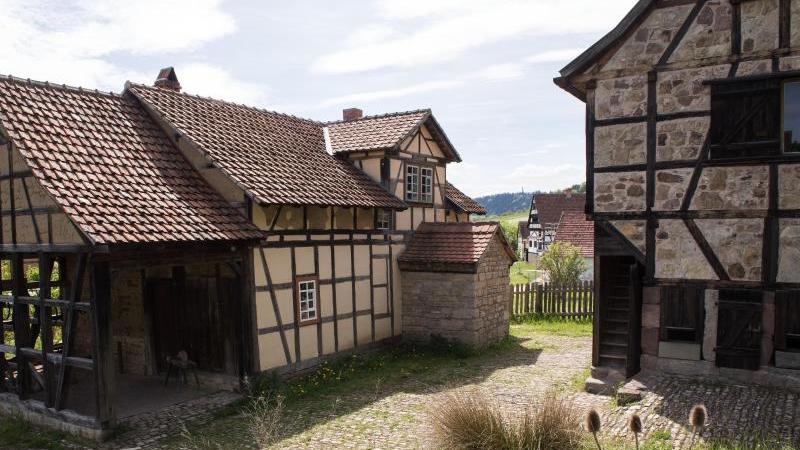 Freilichtmuseum Hohenfelden: Erweiterung verzögert sich Bauernhäuser stehen im Freilichtmuseum Hohenfelden