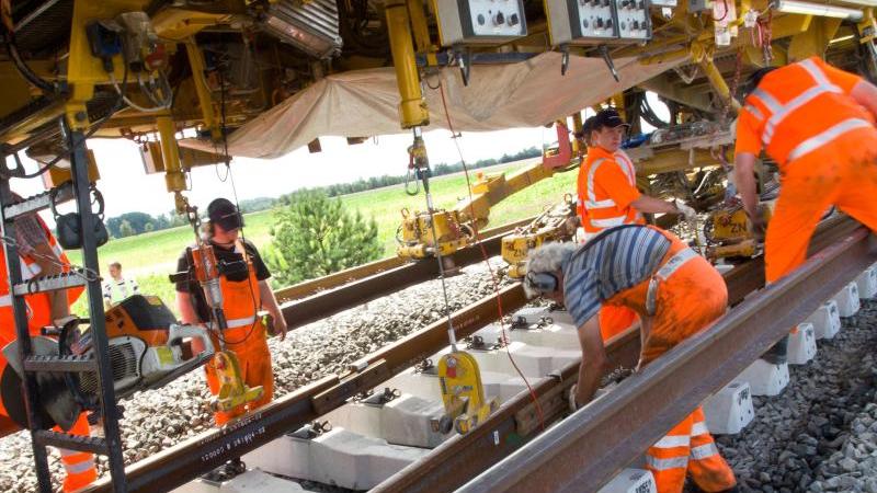 Riesiger Bauzug "Büffel" erneuert Gleise nach Schöppenstedt Bauzug «Büffel»