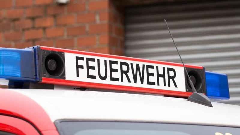 Sperrmüllhaufen brennt: 45 Menschen müssen Haus verlassen Das Dach eines Feuerwehrfahrzeugs