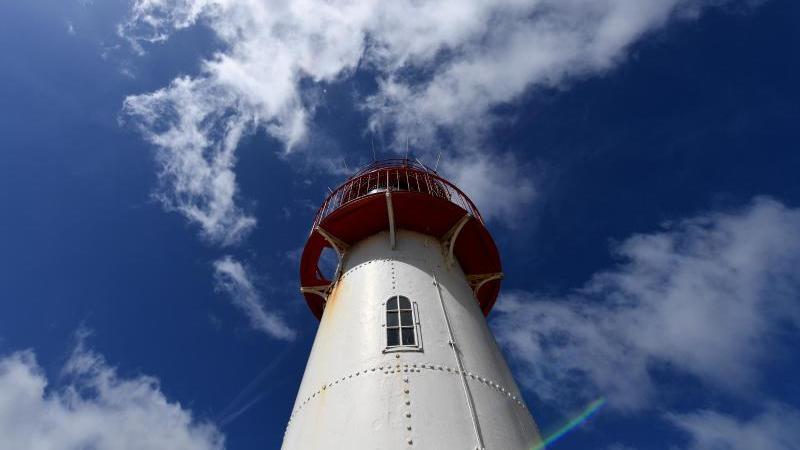 Leuchttürme: Als Navigationshilfe noch immer unverzichtbar Wolken ziehen über einen Leuchtturm