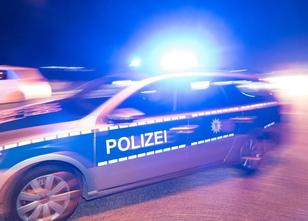 Ein Polizeiwagen ist in Berlin-Gesundbrunnen bei einer Einsatzfahrt mit ein... weiterlesen