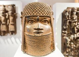 Ein Königsthron aus Kamerun, Bronze-Figuren aus Benin oder Totenmasken aus ... weiterlesen