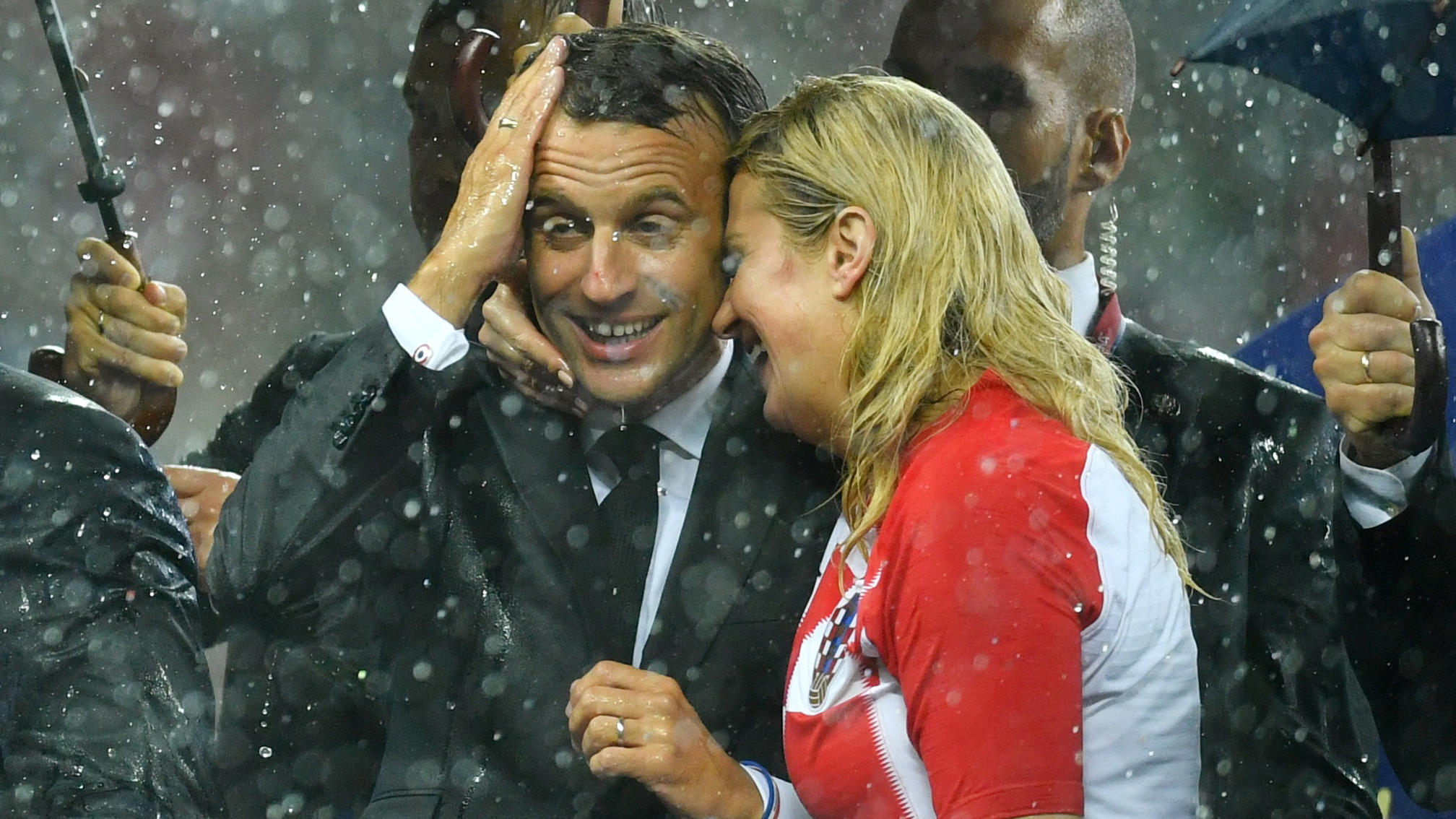 Nach ihrem Auftritt beim WM-Finale: Kroatiens Präsidentin in der Kritik Soccer Football - World Cup - Final - France v Croatia - Luzhniki Stadium, Moscow, Russia - July 15, 2018 President of Croatia Kolinda Grabar-Kitarovic talks with President of France Emmanuel Macron REUTERS/Dylan Martinez