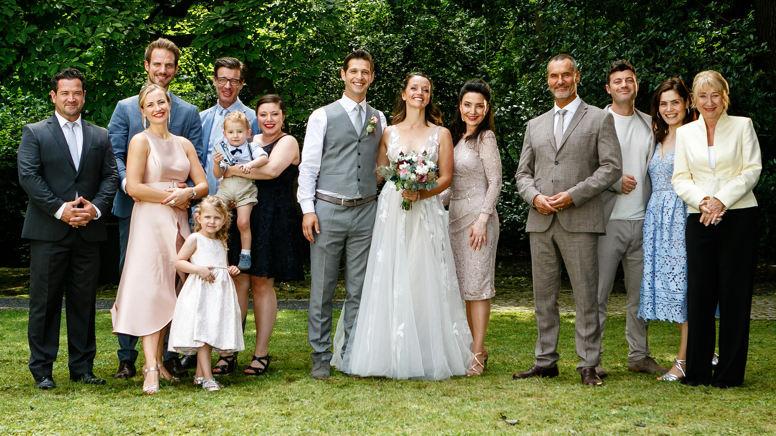 Alles was zählt: Deniz Öztürk und Jenny Steinkamp heiraten in der 3000. Folge AWZ 3001_15, Hochzeit Jenny und Deniz, vl. Marian Öztürk (Sam Eisenstein), Damian Steinkamp (Christian Feist), Isabelle Pachlhuber (Ania Niedieck), Annabel Steinkamp (Mia Ermel), Christoph Lukowski (Lars Korten), Henry Steinkamp (Felix Gilbert), Va