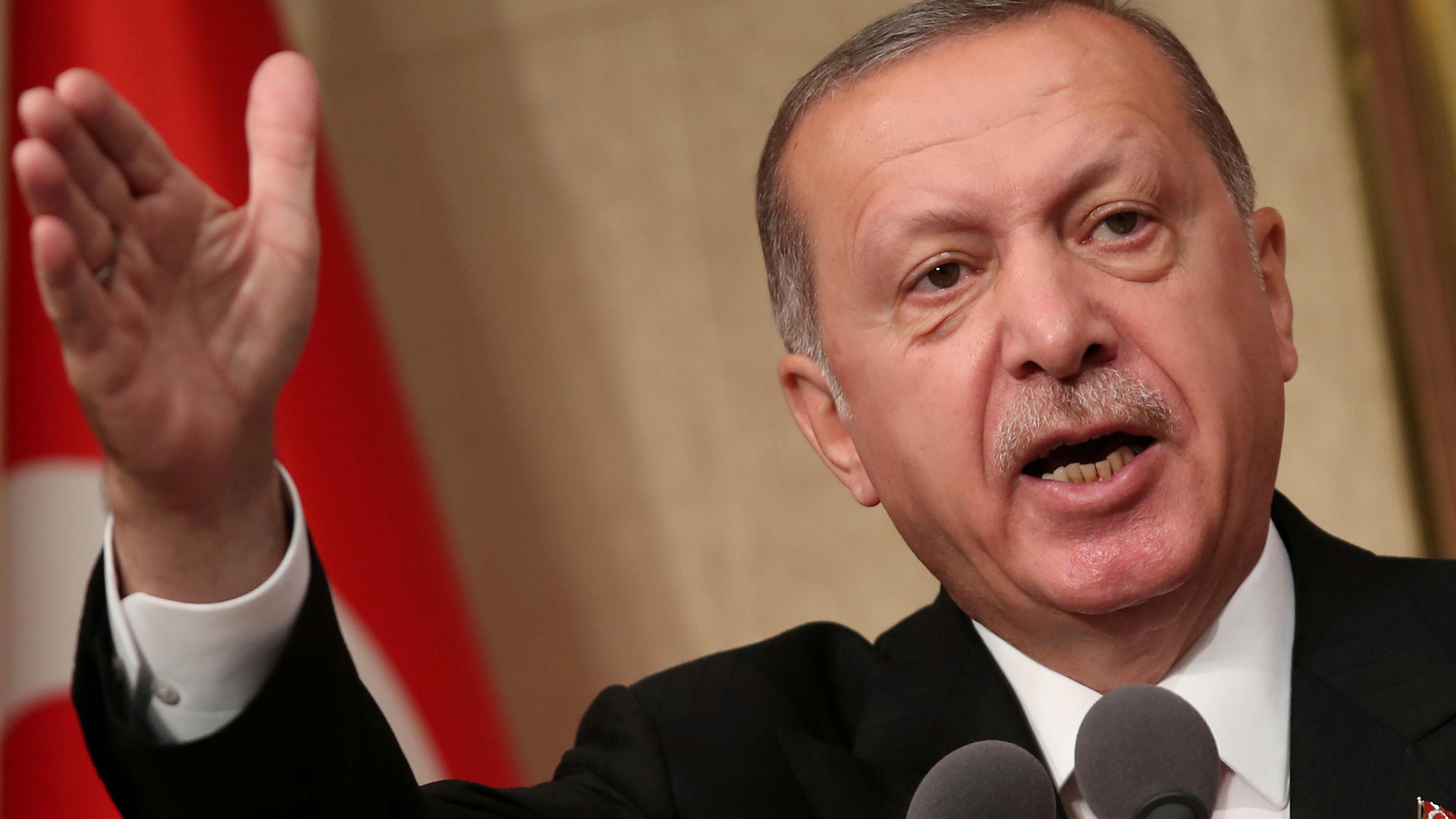 Ausnahmezustand in der Türkei endet nach zwei Jahren FILE PHOTO: Turkish President Tayyip Erdogan makes a speech during a ceremony marking the second anniversary of the attempted coup at the Presidential Palace in Ankara, Turkey, July 15, 2018. REUTERS/Umit Bektas/File Photo