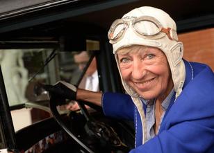 Mit ihrem Oldtimer Hudo fuhr Heidi Hetzer (81) um die Welt, jetzt sollte si... weiterlesen