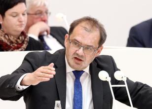 Brandenburgs Agrarminister Jörg Vogelsänger (SPD) hat den Bauern wegen der ... weiterlesen