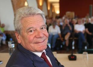 Alt-Bundespräsident Joachim Gauck ist am Donnerstag in München mit dem Simo... weiterlesen