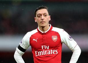 Auch im Urlaub ließ Mesut Özil den Ball nicht ruhen. Der Nationalspieler po... weiterlesen