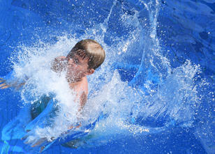 Ein Badegast entdeckte den leblosen Jungen im Nichtschwimmerbecken. Bremen: Badeunfall im Freibad