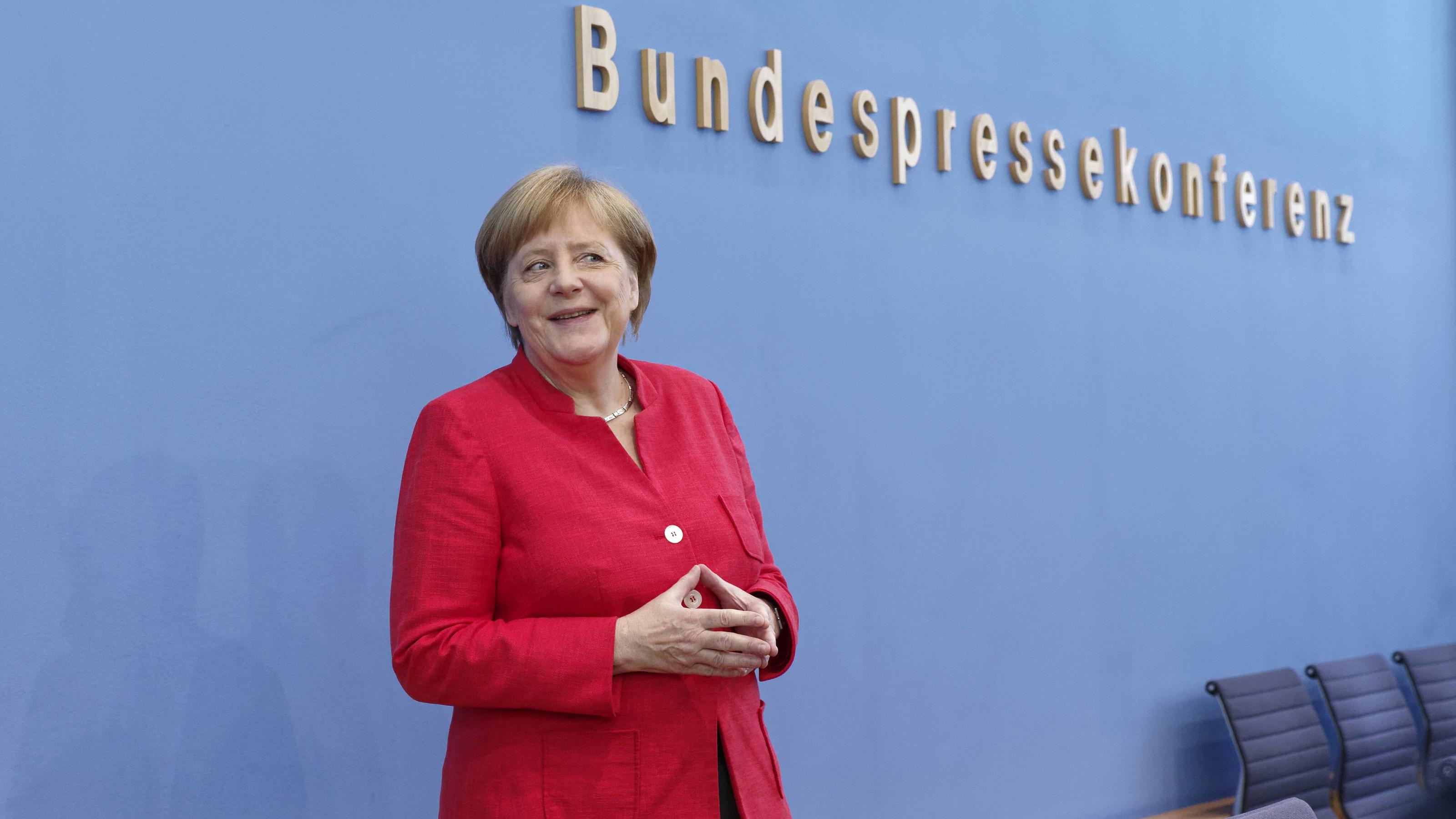 Trump, Asylstreit, NSU-Prozess: Angela Merkel stellt sich Pressefragen Sommerpressekonferenz Angela Merkel 2018-07-17, Berlin, Deutschland - Traditionelle Sommerpressekonferenz von Bundeskanzlerin Angela Merkel (CDU). *** Summer Press Conference Angela Merkel 2018 07 17 Berlin Germany Traditional Summer Press Conference