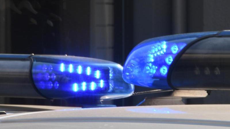 Zerstörerische Flucht von Einbrecher vor Polizei Polizei mit Blaulicht