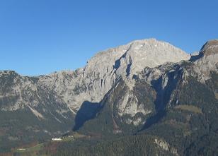 Eine Urlauberin aus Thüringen ist in den Berchtesgadener Alpen gestürzt. Tödlicher Sturz in den Alpen