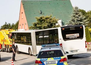 Die Ermittlungen nach der Messerattacke in einem Lübecker Linienbus gehen h... weiterlesen