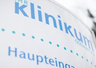 Eine Bushaltestelle samt Fahrplan auf einem Flur im Klinikum Osnabrück soll... weiterlesen
