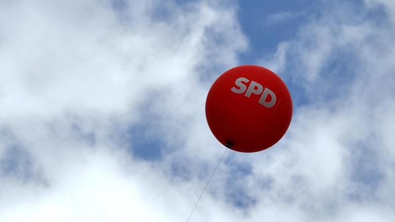 SPD setzt sich in Umfrage von der AfD ab SPD-Luftballon