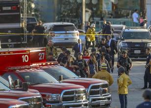 Ein Gewalttäter hat sich in Los Angeles stundenlang mit Geiseln in einem Su... weiterlesen