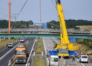 Die Arbeiten an der Straßenbahnbrücke über der Autobahn 12 im Raum Frankfur... weiterlesen