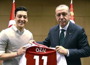Fußball-Nationalspieler Mesut Özil hat sein umstrittenes Foto mit dem türki... weiterlesen