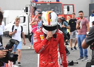 Sebastian Vettel ist in Führung liegend 15 Runden vor Schluss seines Formel... weiterlesen