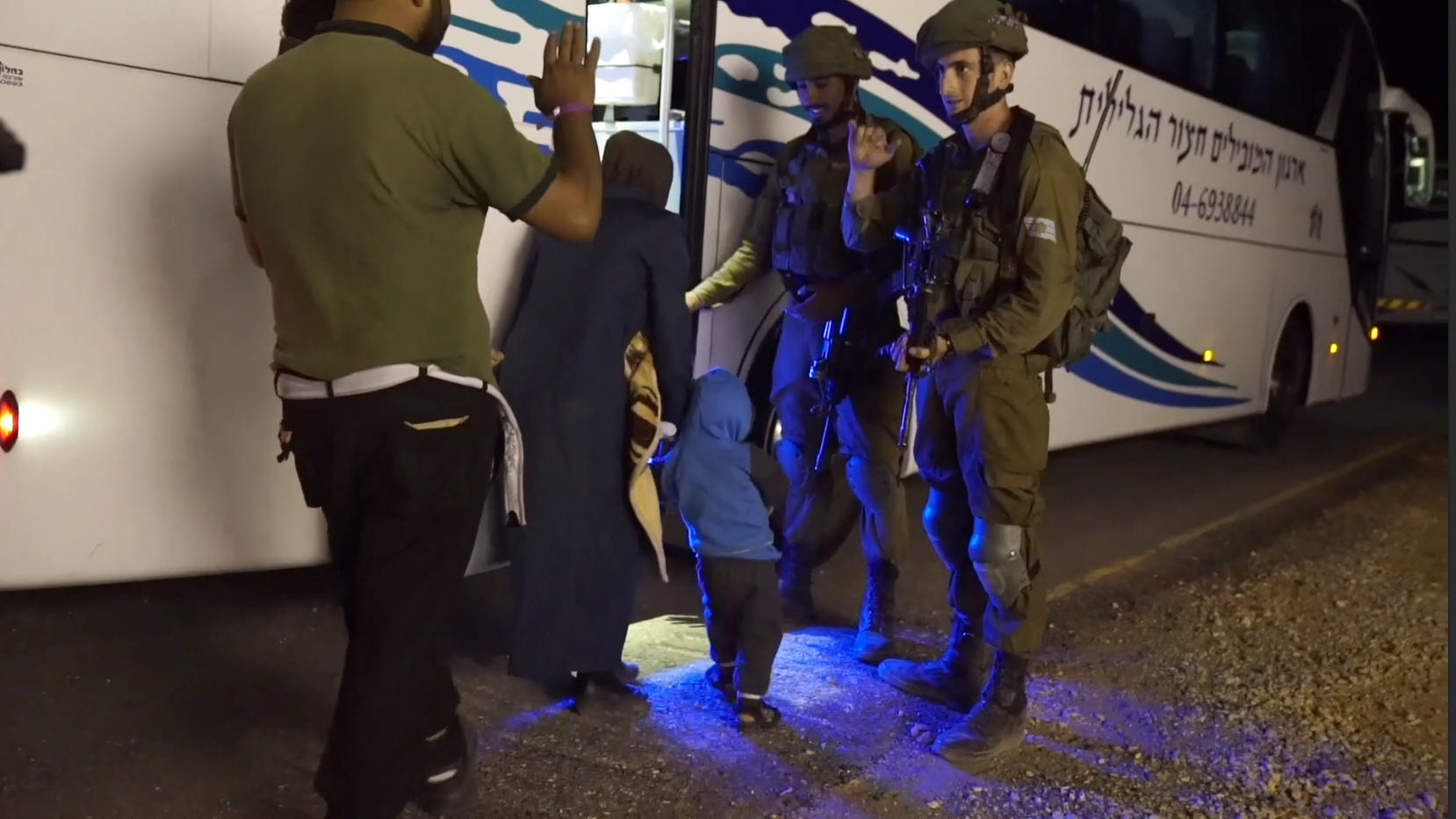 Gerettete Weißhelme aus Syrien: Deutschland nimmt voraussichtlich 47 Menschen auf HANDOUT - Datum unbekannt, Ort unbekannt: Das Standbild aus einem Video, das die israelische Armee herausgegeben hat, zeigt Menschen, die von israelischen Soldaten vor den Kämpfen in Syrien in Sicherheit gebracht werden. Das israelische Militär teil
