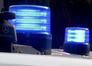 Mehrere Männer verfrachten einen anderen in den Kofferraum und fahren einfa... weiterlesen