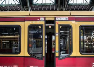 Die Züge der Berliner S-Bahn öffnen an den Stationen vom Ostkreuz bis zum H... weiterlesen