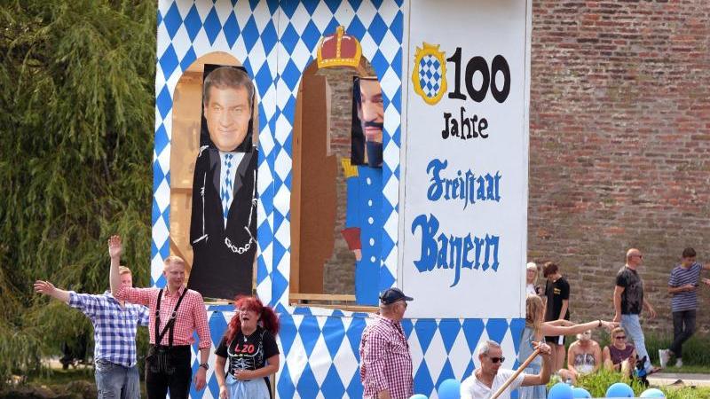 Ulmer feiern auf der Donau einen nassen Karneval Schwörmontag Ulm - Nabada