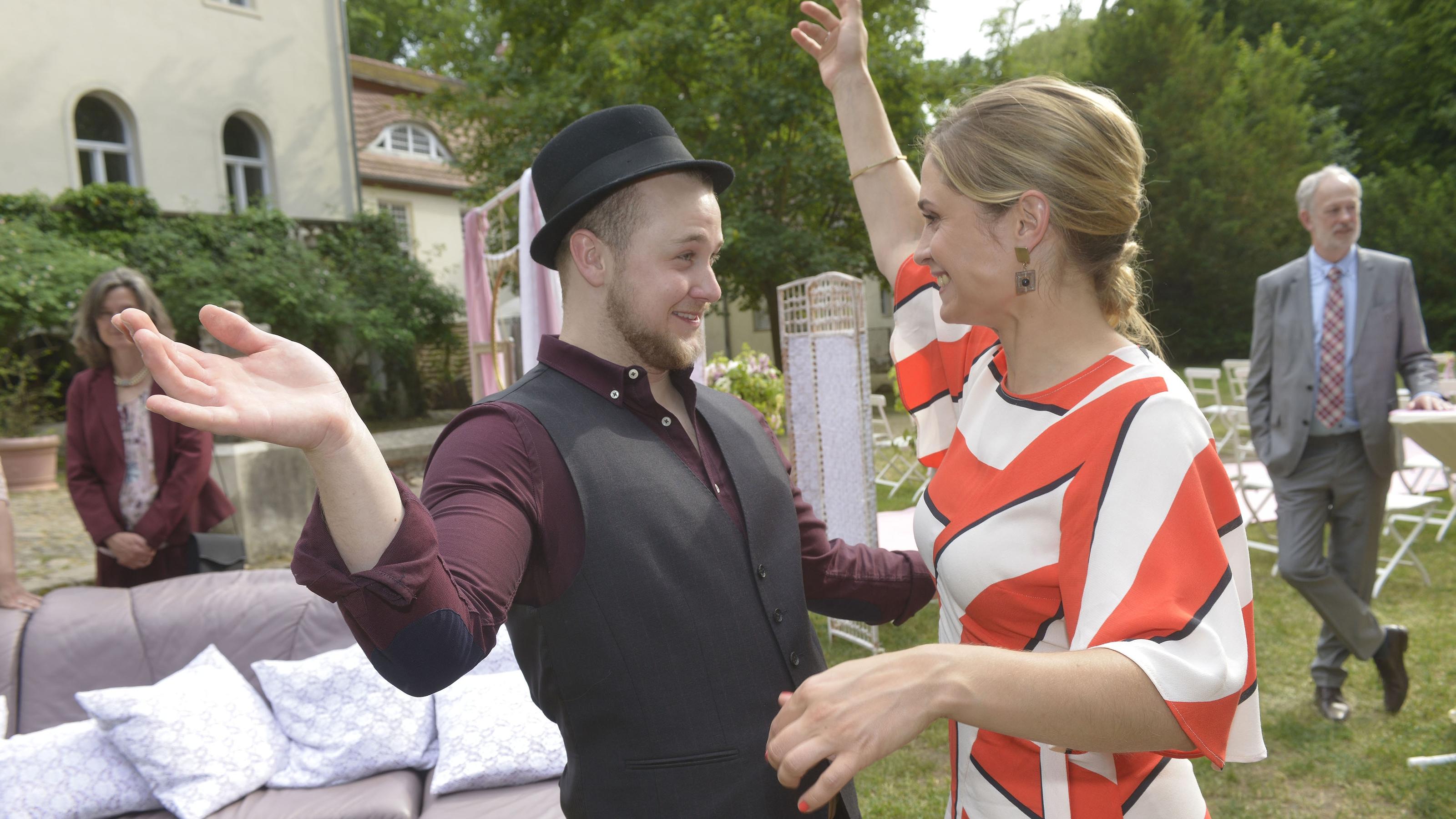 "Gute Zeiten, schlechte Zeiten": Traumhochzeit von Emily und Paul Jonas (Felix van Deventer) und Sophie (Lea Marlen Woitack) amüsieren sich auf der Hochzeitsfeier.