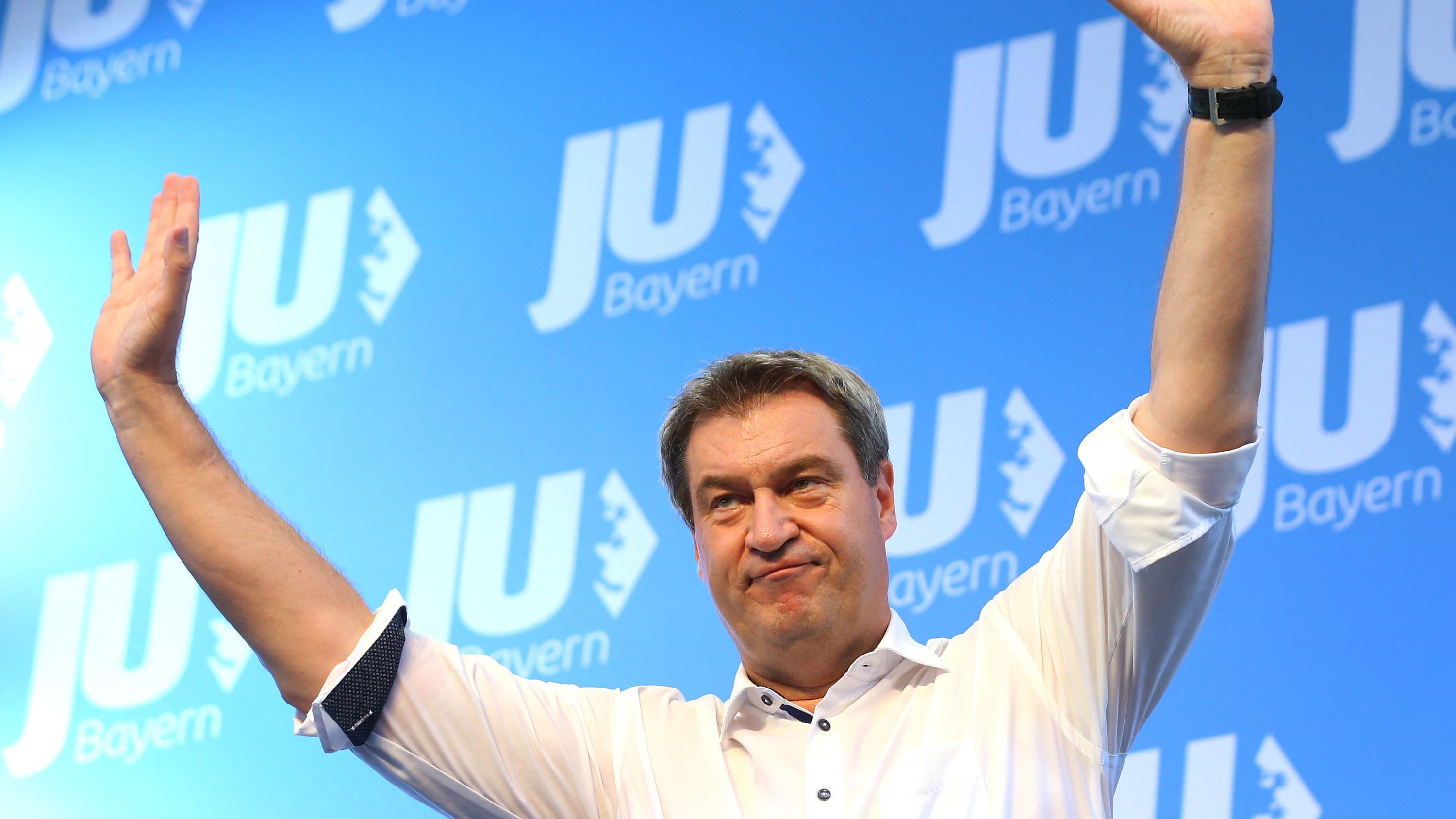 Wahlkampf in Bayern: Nahles reitet Attacke gegen Söder 28.07.2018, Bayern, Friedberg: Markus Söder (CSU), bayerischer Ministerpräsident, hebt auf der Landesversammlung der Jungen Union Bayern nach seiner Rede die Arme. Foto: Karl-Josef Hildenbrand/dpa +++ dpa-Bildfunk +++