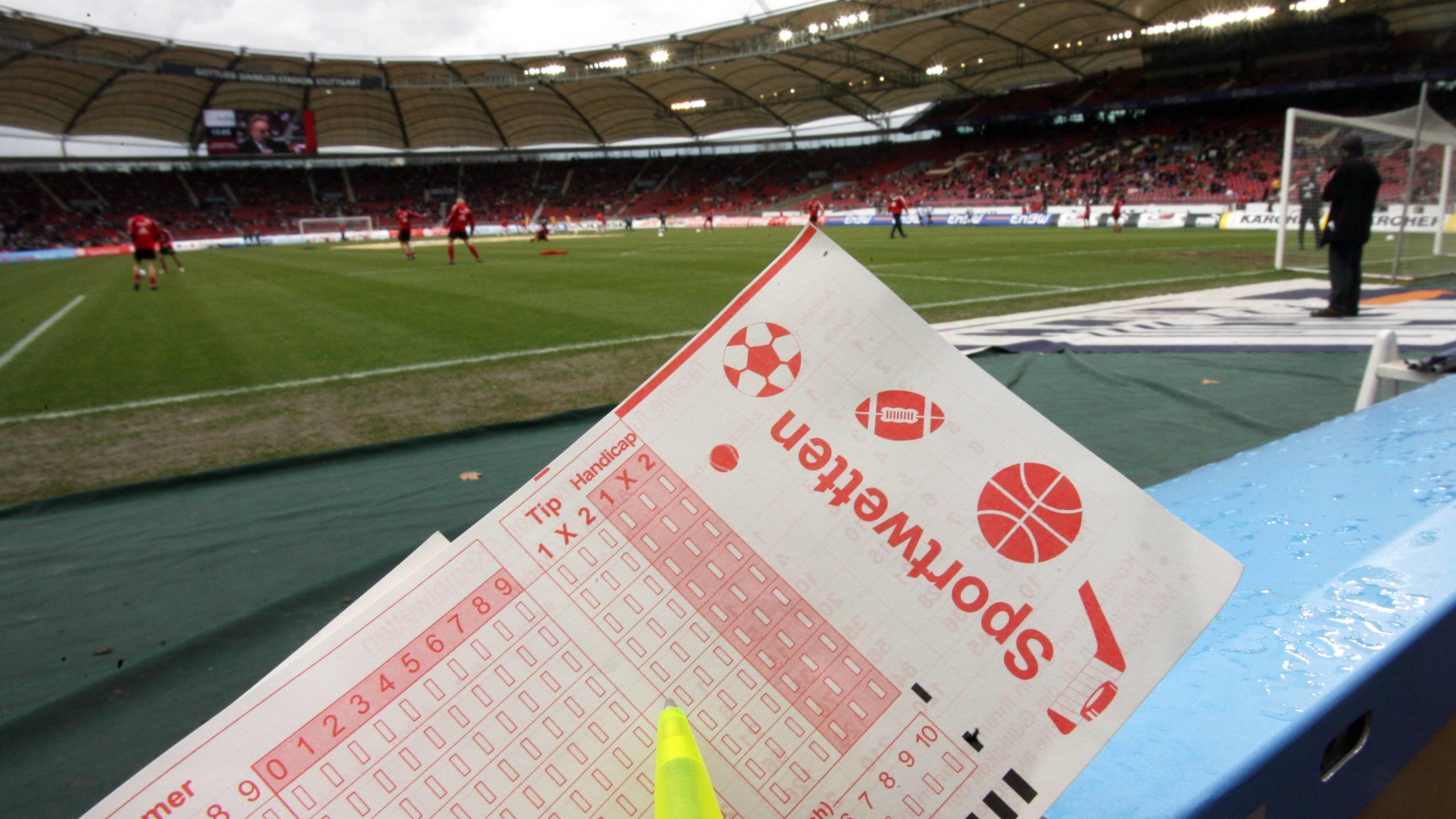 Sportwetten: So schlecht ist der Jugendschutz in Wettbüros und online ARCHIV - Eine Hand füllt einen Sportwetten-Tippzettel aus im Stuttgarter Daimler-Stadion. (Illustration zum Thema Sportwetten, Archivfoto vom 25.03.2006). Dem internationalen Fußball droht ein neuer Wettskandal größeren Ausmaßes. Die Staatsanwaltscha