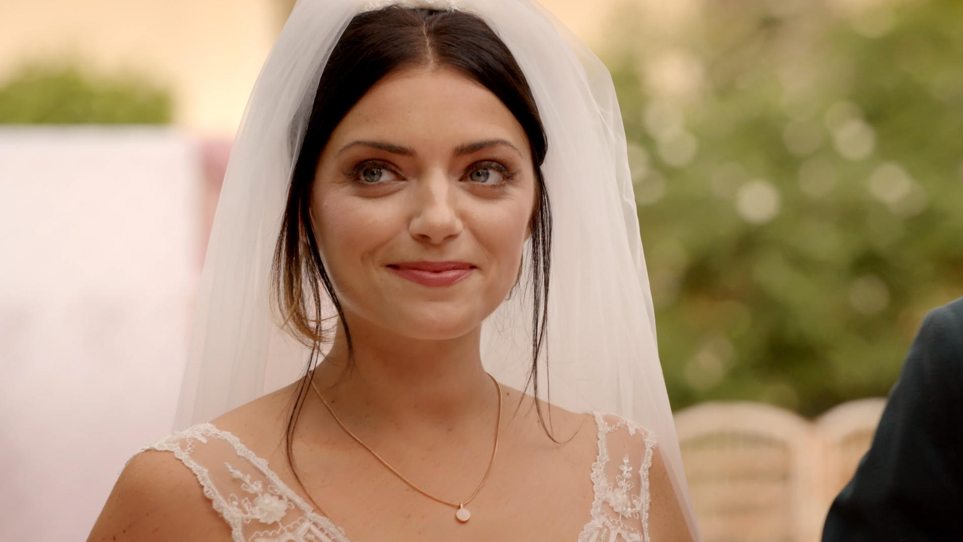 GZSZ: Anne Menden kam sich beim Dreh wie bei einer echten Hochzeit vor GZSZ: Anne Menden wird als Emily zur Braut.