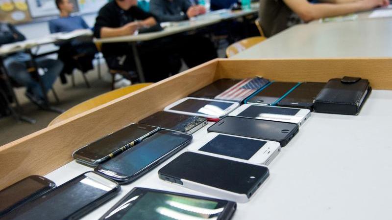 Lehrergewerkschaft GEW lehnt Handyverbot an Schulen ab Handys in einer Kiste
