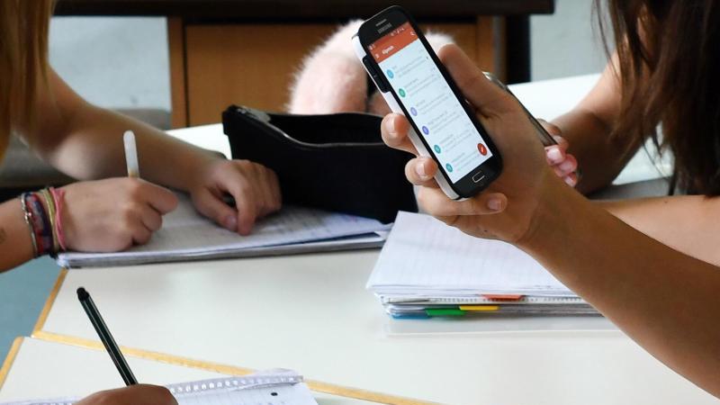 Mutter eines Winnenden-Opfers gegen Handyverbot an Schulen Handy im Unterricht