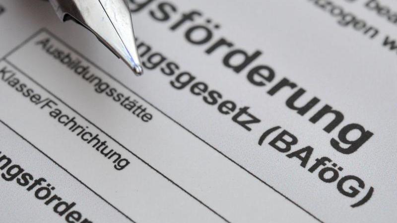 Bafög-Empfänger auch in Mecklenburg-Vorpommern rückläufig Ein Füller liegt auf einem BAföG-Antrag