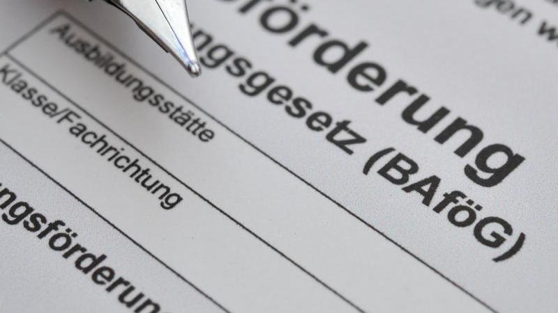 Zahl der BAföG-Empfänger in Sachsen-Anhalt gesunken Ein Füller liegt auf einem BAföG-Antrag
