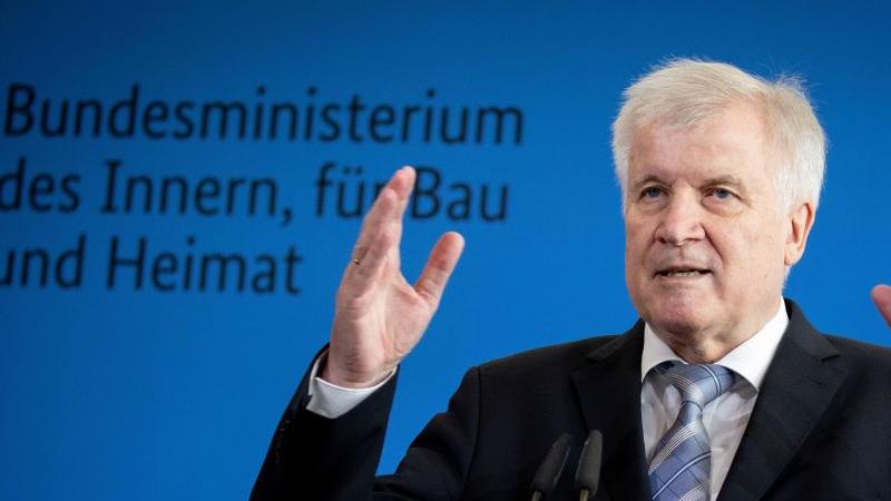Vereinbarung mit Spanien über Flüchtlingsrücknahme steht Horst Seehofer