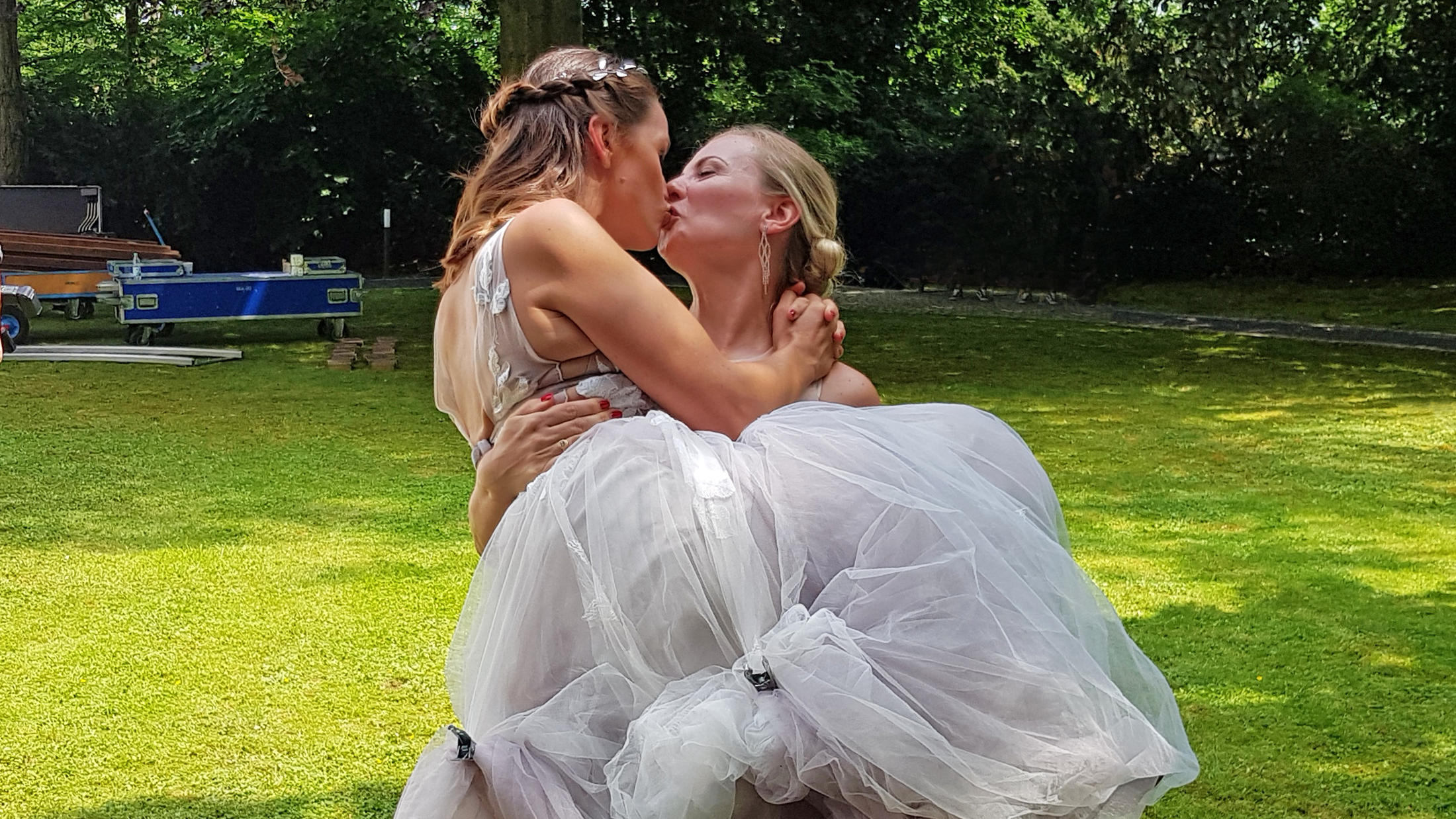 AWZ-Hochzeitsüberraschung: Heiratet Jenny etwa Isabelle statt Deniz? AWZ: Kaja Schmidt-Tychsen küsst Ania Niedieck
