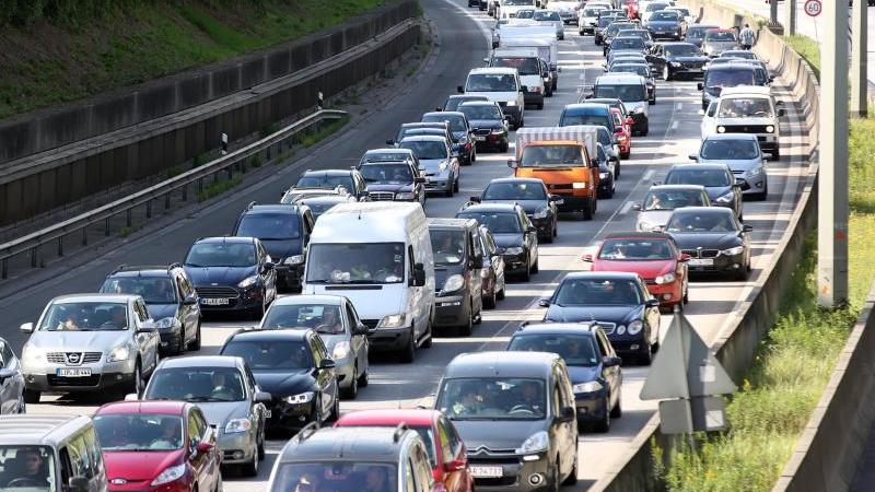 Zum Ferienende zähfließender Verkehr und Stau in Sicht Stau auf der A7