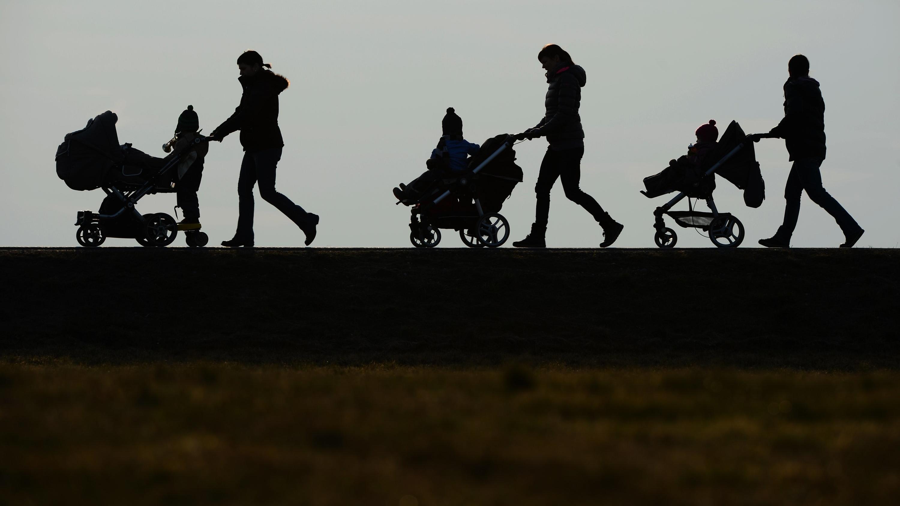 Immer mehr Kindergeld wandert ins Ausland: Massenhafter Betrug? ARCHIV - 25.02.2014, Baden-Württemberg, Oberhomberg: Drei Mütter schieben auf dem Berg «Höchsten» ihre Kinderwagen eine Landstraße entlang. (zu dpa «Starker Anstieg ausländischer Kindergeld-Empfänger - Mehrere Städte sehen zunehmenden Betrug» vom 09.