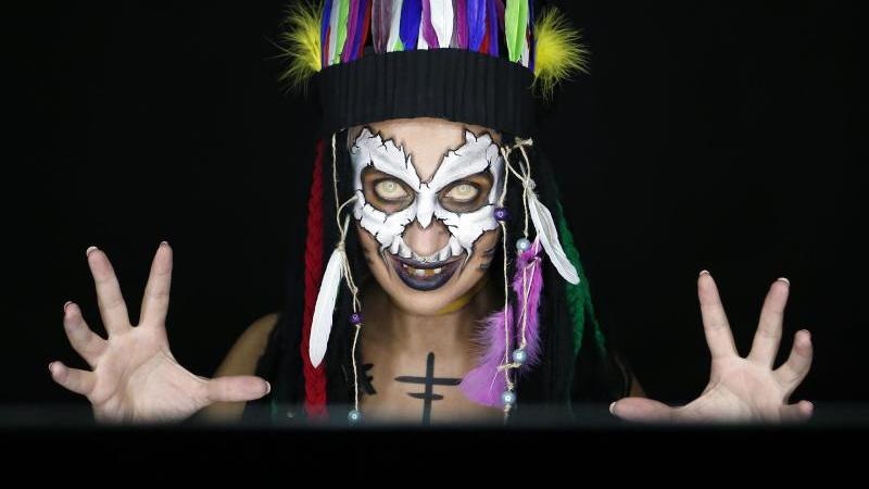 Bodypainting: Künstlerin Kika verwandelt sich auf YouTube Verwandlung