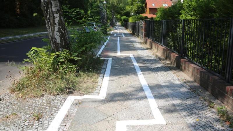 "Eigentlich ganz hübsch": Berlins neuer Gaga-Radweg Zickzack-Radweg