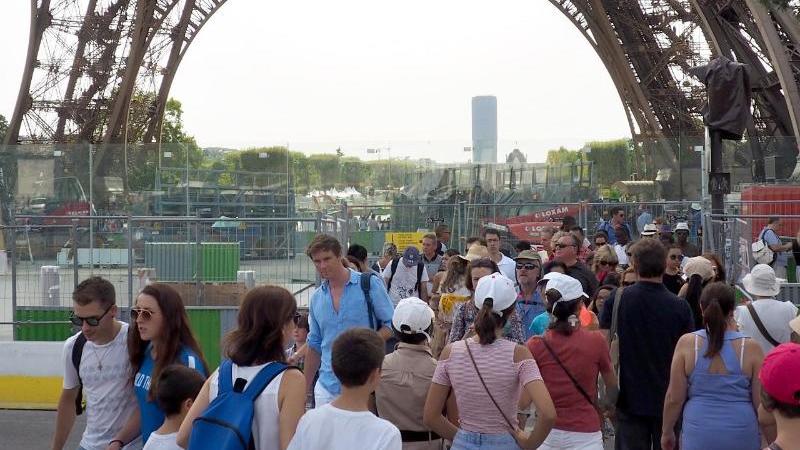 Zutritt verboten: Wo nicht alle Besucher willkommen sind Touristen am Eiffelturm