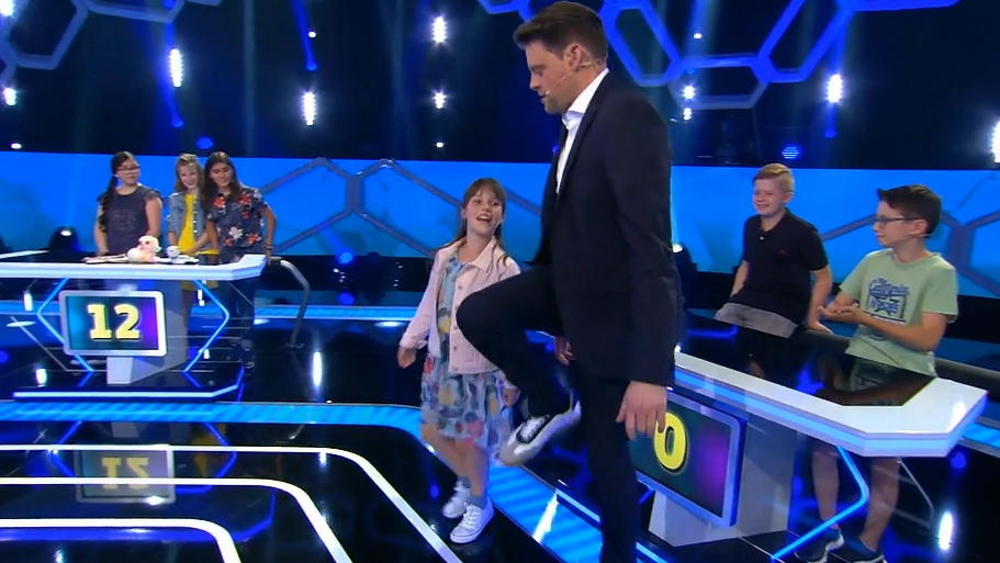 "Einstein Junior": Beim Finale kommen alle mächtig ins Schwitzen "Einstein Junior"-Kandidatin Klara mit Moderator Max Giermann.