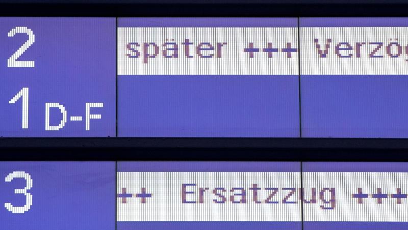 Bahnverkehr nach unwetterbedingten Störungen angelaufen Eine Anzeigetafel